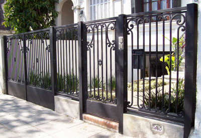 Portal finca en hierro